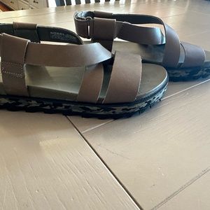 SOREL ROAMING CAMO LEATHER CRISS CROSS SANDALS. Army green SIZE 7.5